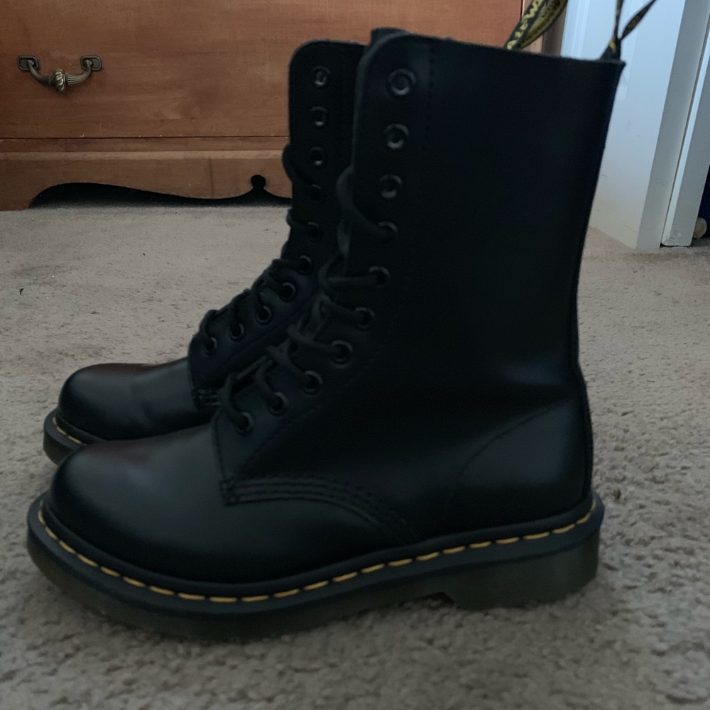 Dr. Martens 10 eye combat boot